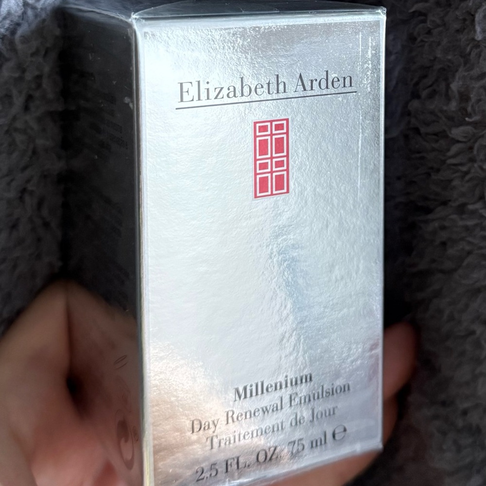 Elizabeth Arden Day Emulsion in Silver Packaging